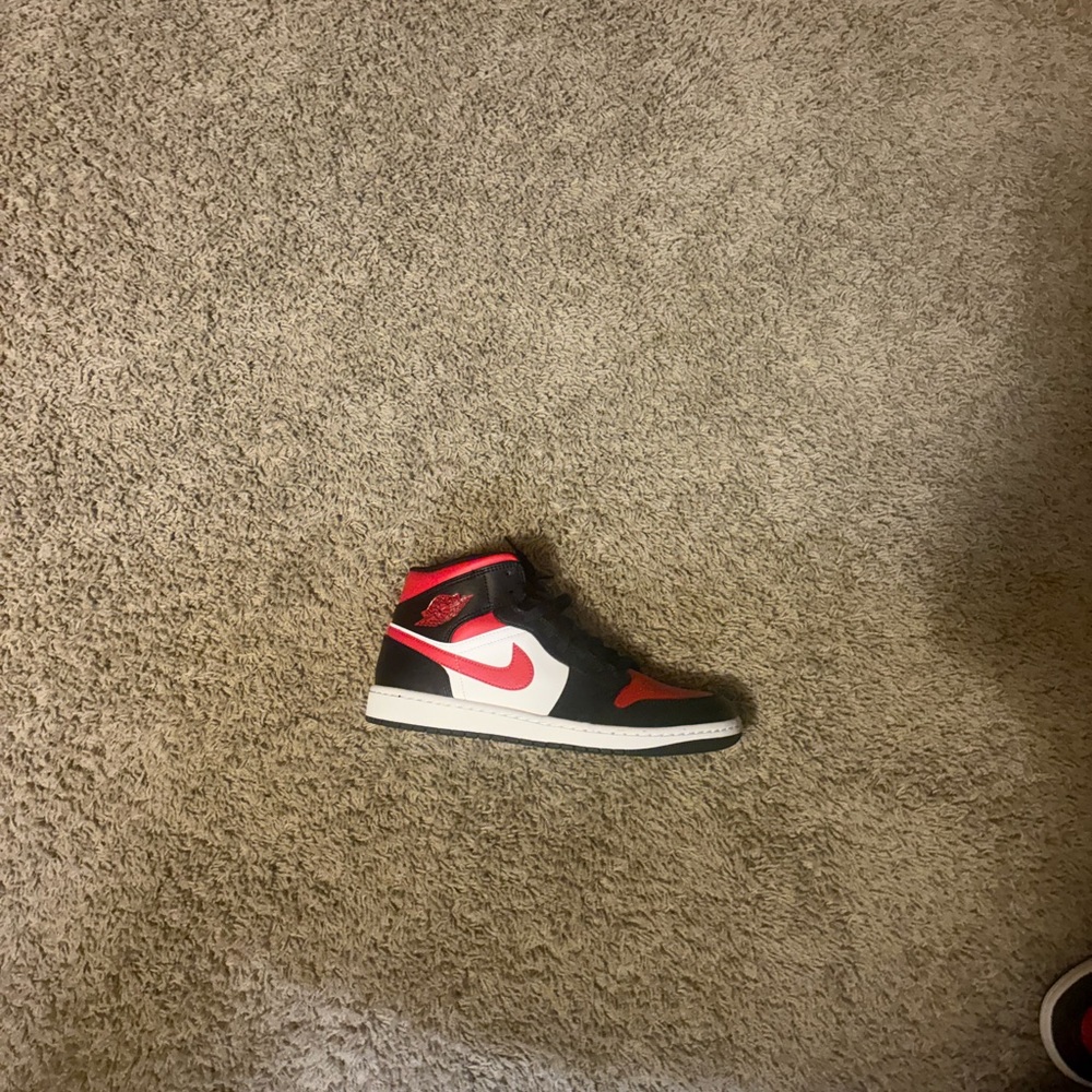 Nike Air Jordan 1 Mid "Bred Toe"